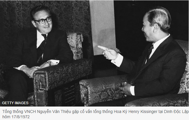 378. Ông Kissinger đã nói và làm gì với hai tổng thống Nixon và Nguyễn Văn Thiệu?